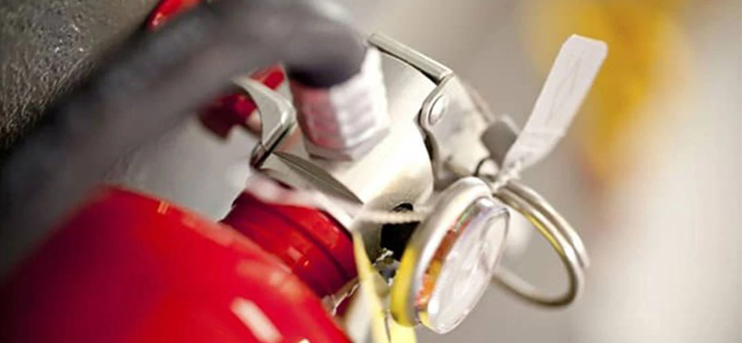 بررسی ظاهری و تمیز کردن کپسول آتشنشانی