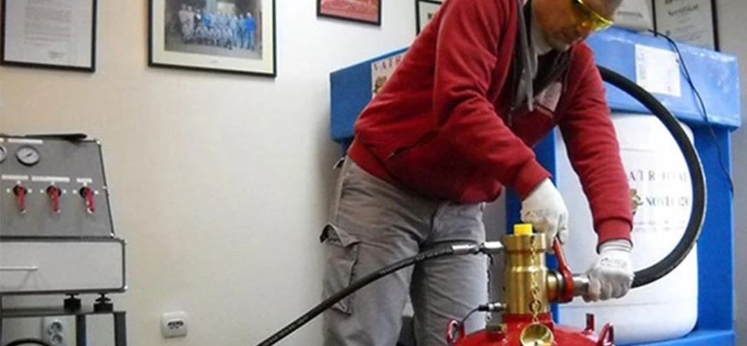 مراحل شارژ کپسول آتشنشانی در دنیای حریق