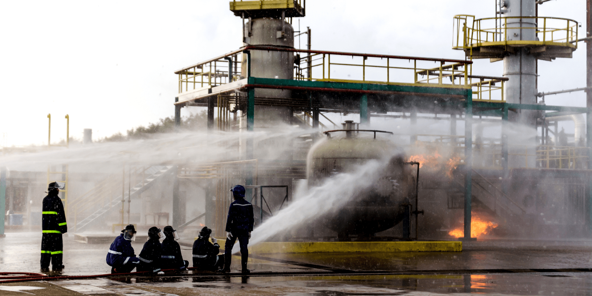 نقش کپسول آتشنشانی در صنایع نفت، گاز و پتروشیمی