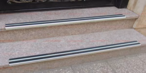 ترمز پله آلمینیومی  دو  کانال نبشی با رویه  پی وی سی کدT2 درمت DOORMAT